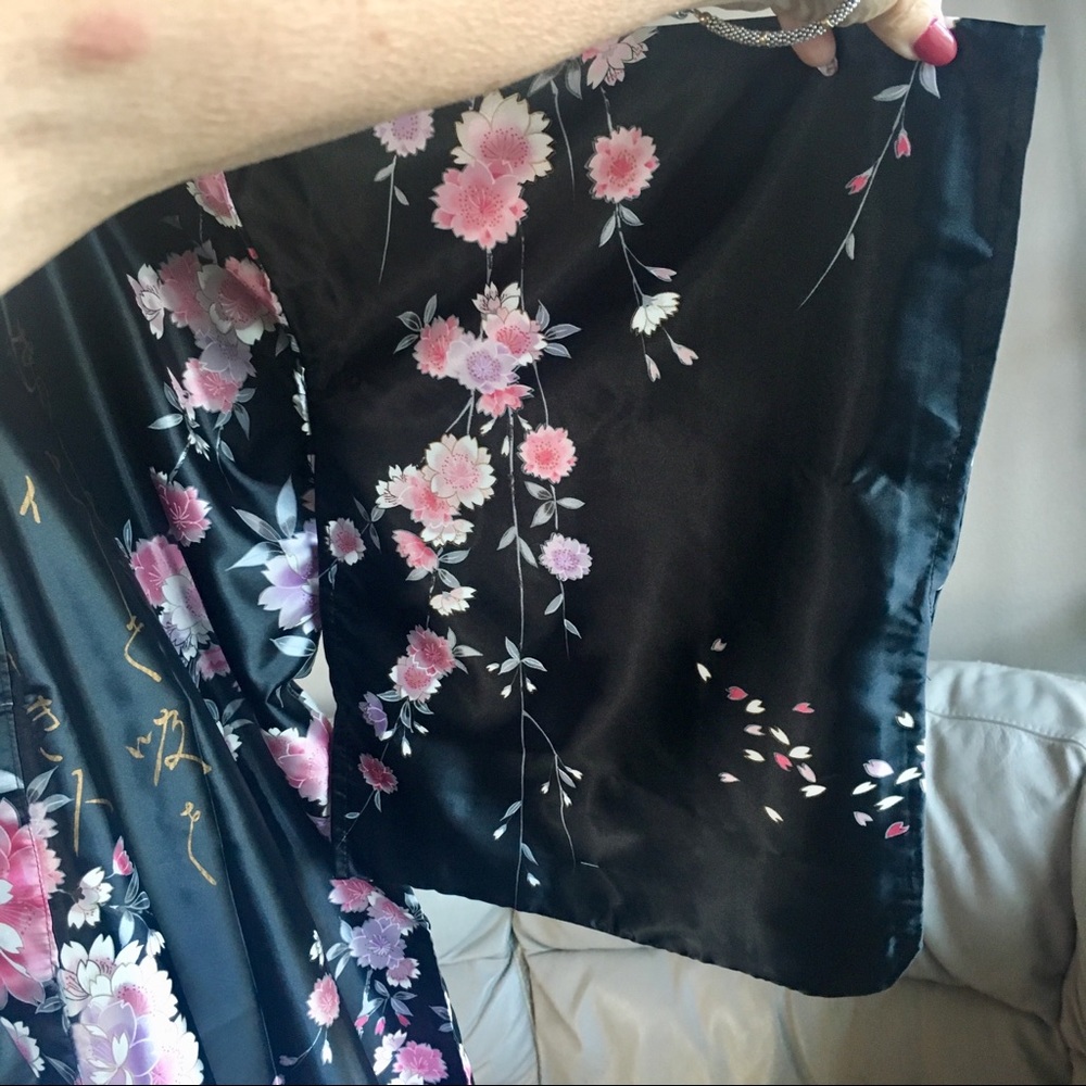 NEW! Traditional Japanese Garden Floral Kimono - Picture 4 of 8
